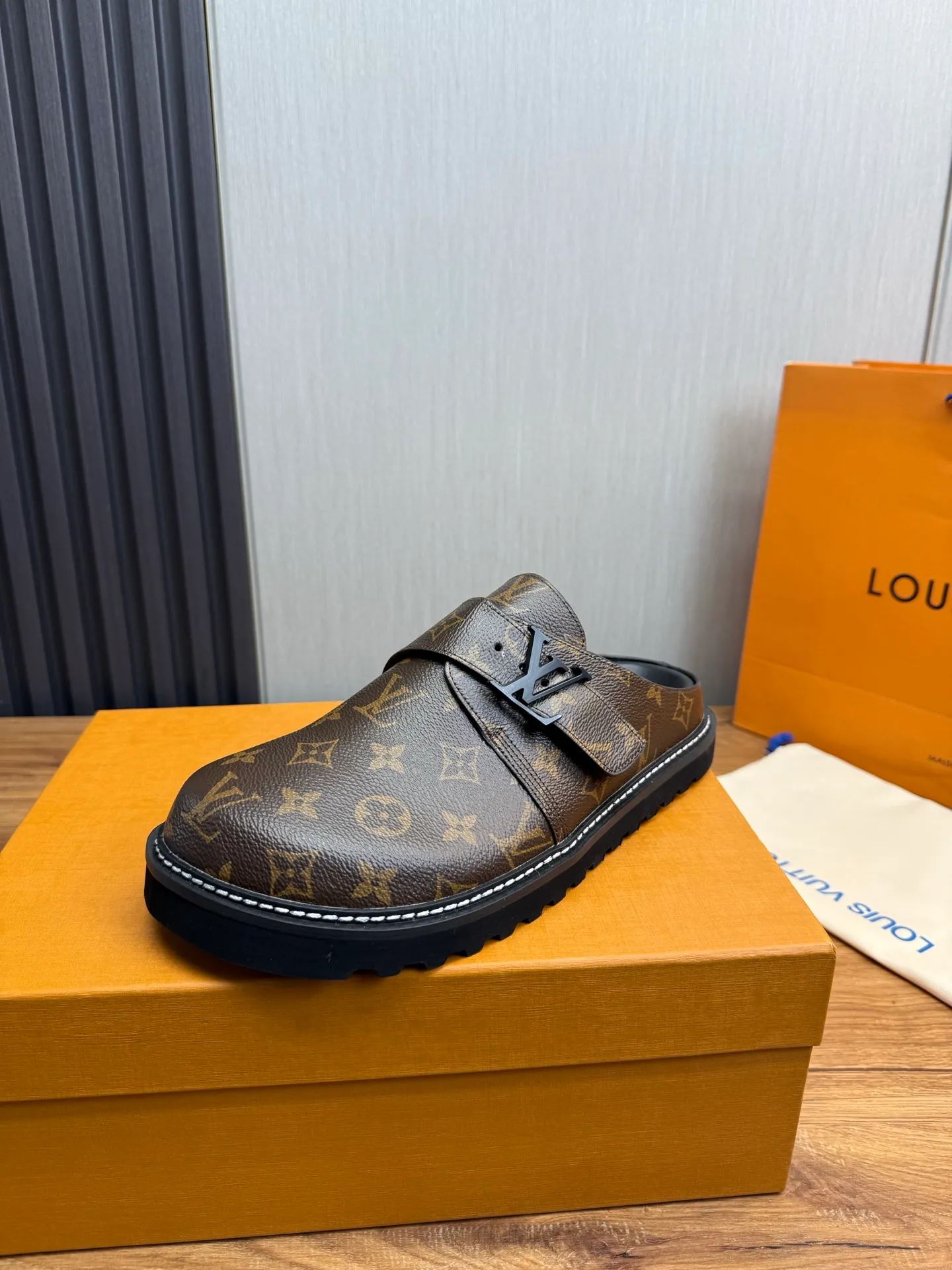 Men's men's shoes 460💰 Lv. Popular couple slippers hot sale🩷💚 🩴Official website one to one production 35-45 sizes 45 46 🉑️Customized!